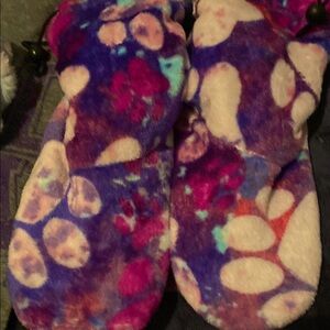 These are brand new cozy slippers. Multi cored. Draw string at top to gather.
